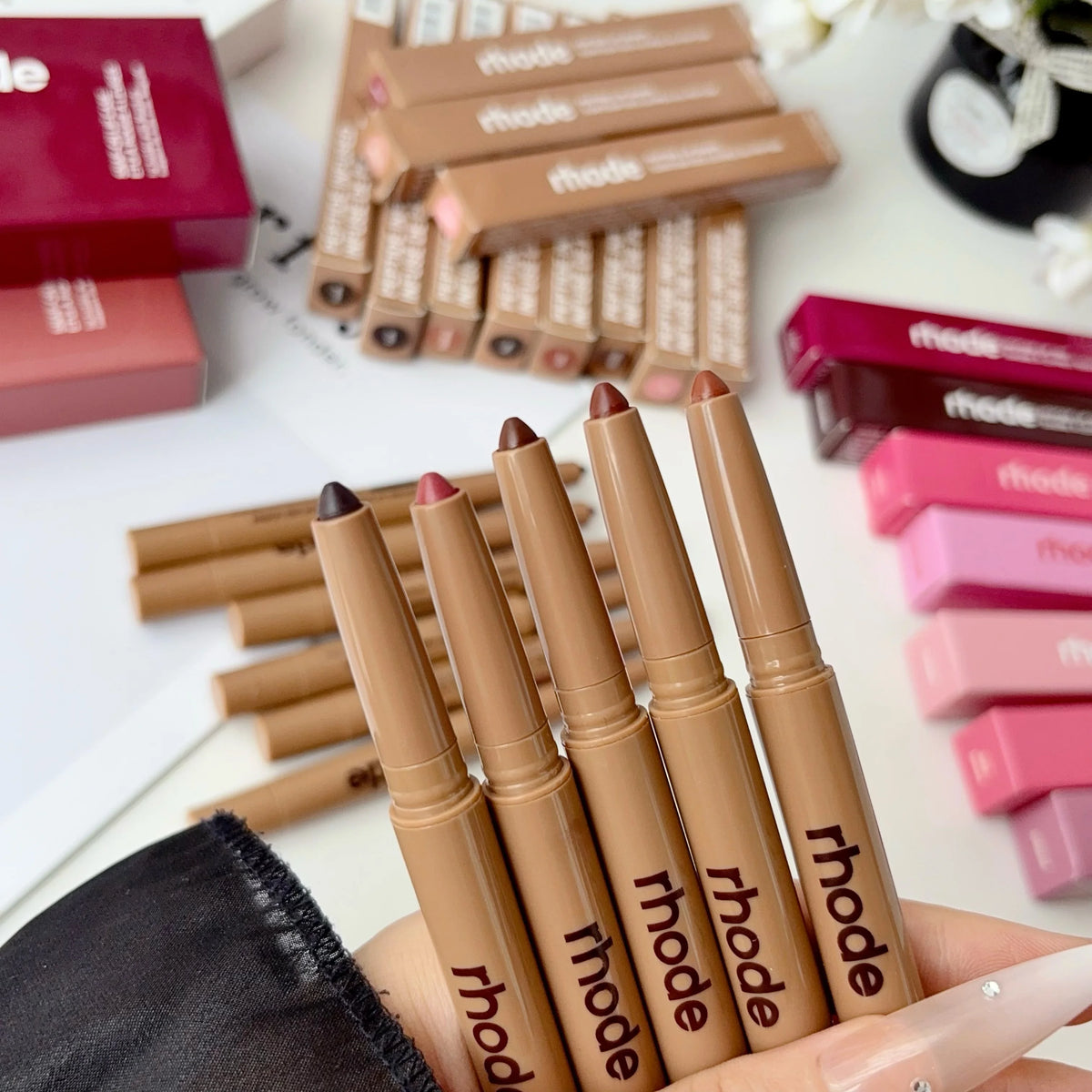 Soft-Focus Creamy Lip Liner with Built-In Smudger