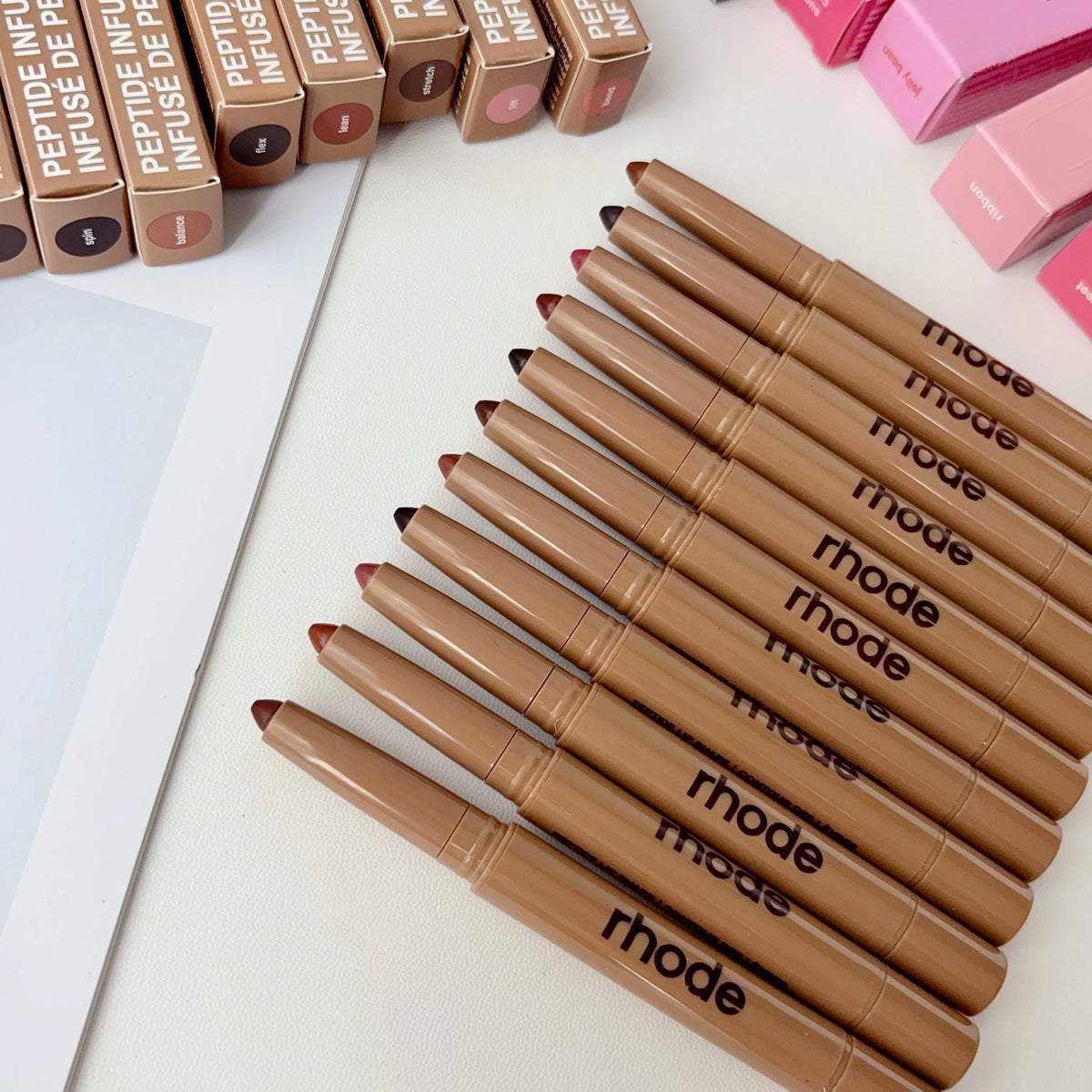 Soft-Focus Creamy Lip Liner with Built-In Smudger
